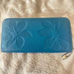 NWOT HESHE Blue Floral Embossed Women's Leather Wallet